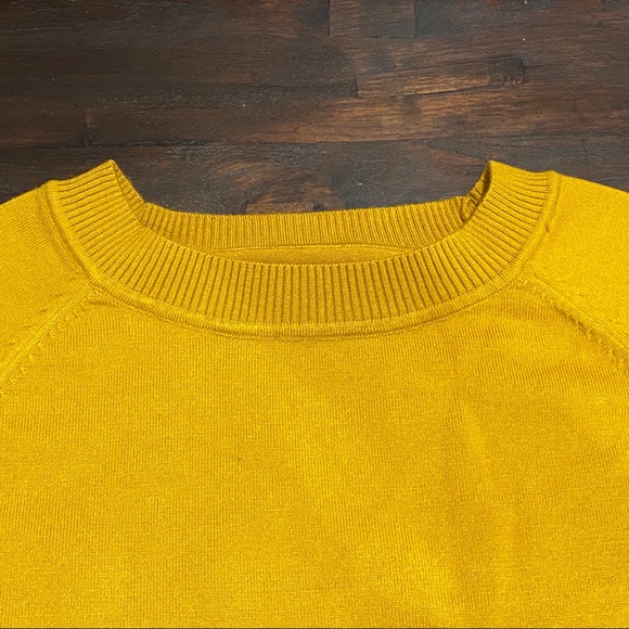 Yellow sweater medium - Picture 2 of 8